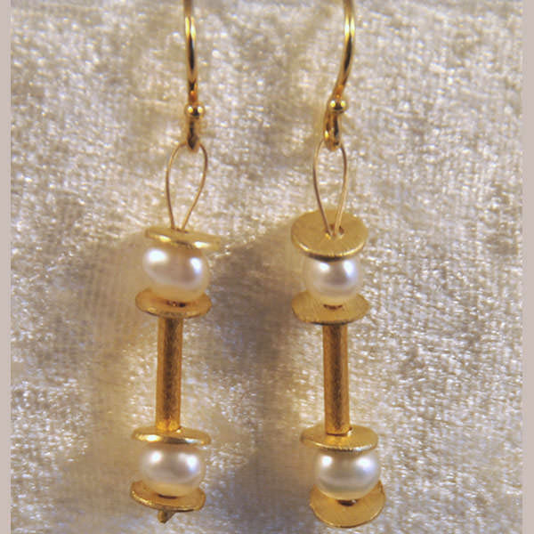 Ohrringe aus Goldstaebchen und Perlen