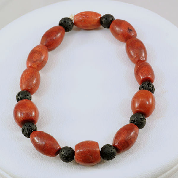 Armband aus roten Korallen und schwarzer Lava